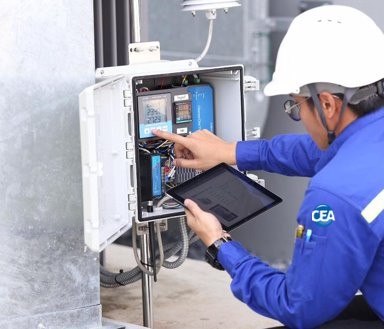 Personal técnico operando equipo de monitoreo hidrometeorológico de la CEA